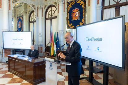 El alcalde de Málaga, Francisco de La Torre (derecha), interviene junto al presidente de La Fundación La Caixa, Isidro Fainé, para presentar la apertura de un CaixaForum en la ciudad andaluza.