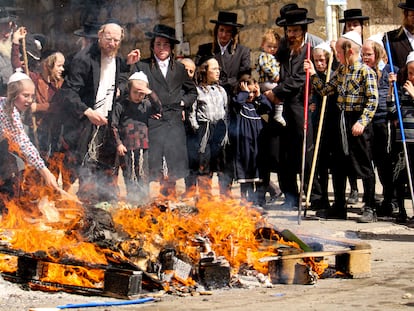 Judíos ortodoxos se preparan para celebrar la festividad de Pésaj, o Pascua Judía, quemando pan y productos con levadura en Jerusalén, el pasado 5 de abril.