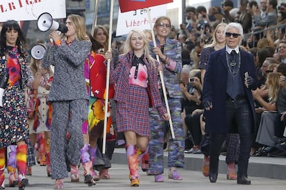El diseñador Karl Lagerfeld no le tema a la polémica y ha cerrado su desfile de primavera/verano 2015 para Chanel con una manifestación. Lideradas por Cara Delevigne con un megágono, las modelos portaban pancartas en las que se leían consignas como "Sé tu propio estilista", "Las mujeres primero" o "Liberemos la libertad".