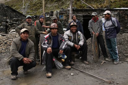 Foto grupal de algunos de los mineros de la cooperativa Rayo Rojo. Una treintena de hombres la fundaron hace 20 años. Vivían en chabolas y extraían el oro manualmente. Hoy el asentamiento es un pequeño pueblo de 600 personas con colegio, comedores y una pista de fútbol.