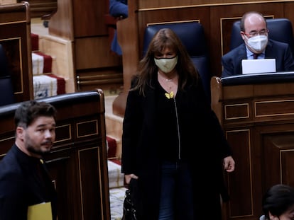 La portavoz de JxCat en el Congreso, Laura Borrás, pasa entre el nuevo ministro de Política Territorial y Función Pública, Miquel Iceta, a su izquierda, y el portavoz de ERC en el Congreso, Gabriel Rufián,durante la sesión de control al Gobierno de este miércoles en el Congreso de los Diputados.