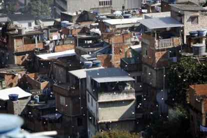 Cientos de papeles informativos, arrojados por las autoridades, durante un operativo policial que informan a los ciudadanos sobre la operación que busca desalojar de esa barriada a los narcotraficantes.