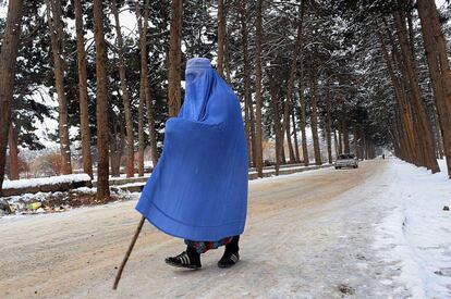 Una mujer con burka por un camino cubierto de nieve en Herat (Afganistn). 