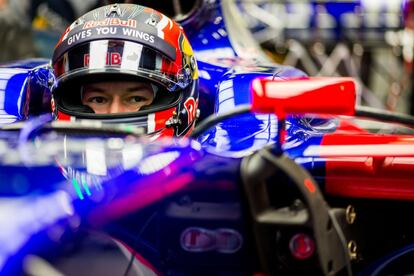 El ruso Daniil Kvyat, de la escudería Toro Rosso, espera su turno para salir al circuito de Cataluña durante el segundo día de las pruebas.
