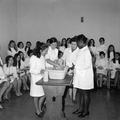 Alumnas de la sección femenina en una imagen sin datar.