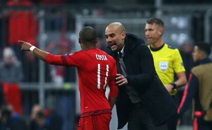 Guardiola da instrucciones a Douglas Costa en el último Bayern-Juventus.
