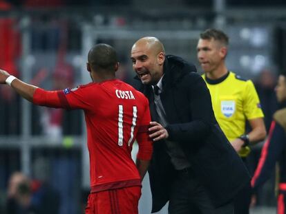 Guardiola da instrucciones a Douglas Costa en el último Bayern-Juventus.