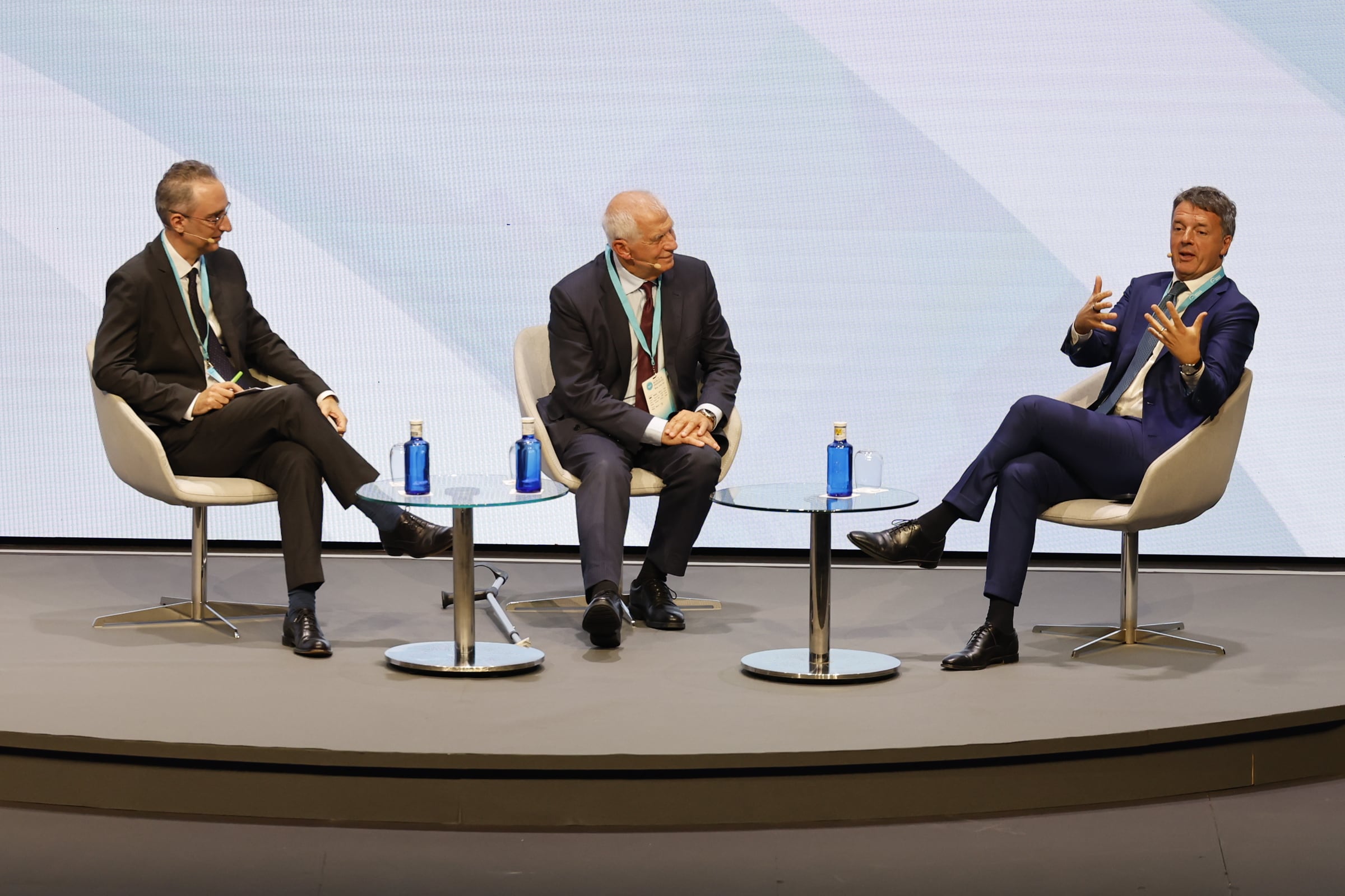 Andrea Rizzi, Josep Borrell y Matteo Renzi, este lunes en Barcelona.