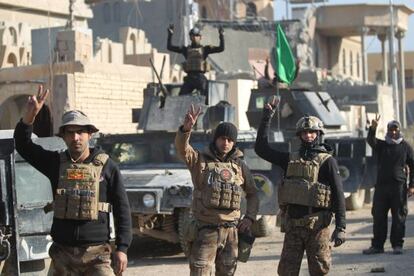 Soldados iraquíes hacen el signo de la victoria tras recuperar Ramadi a las fuerzas del Estado Islámico