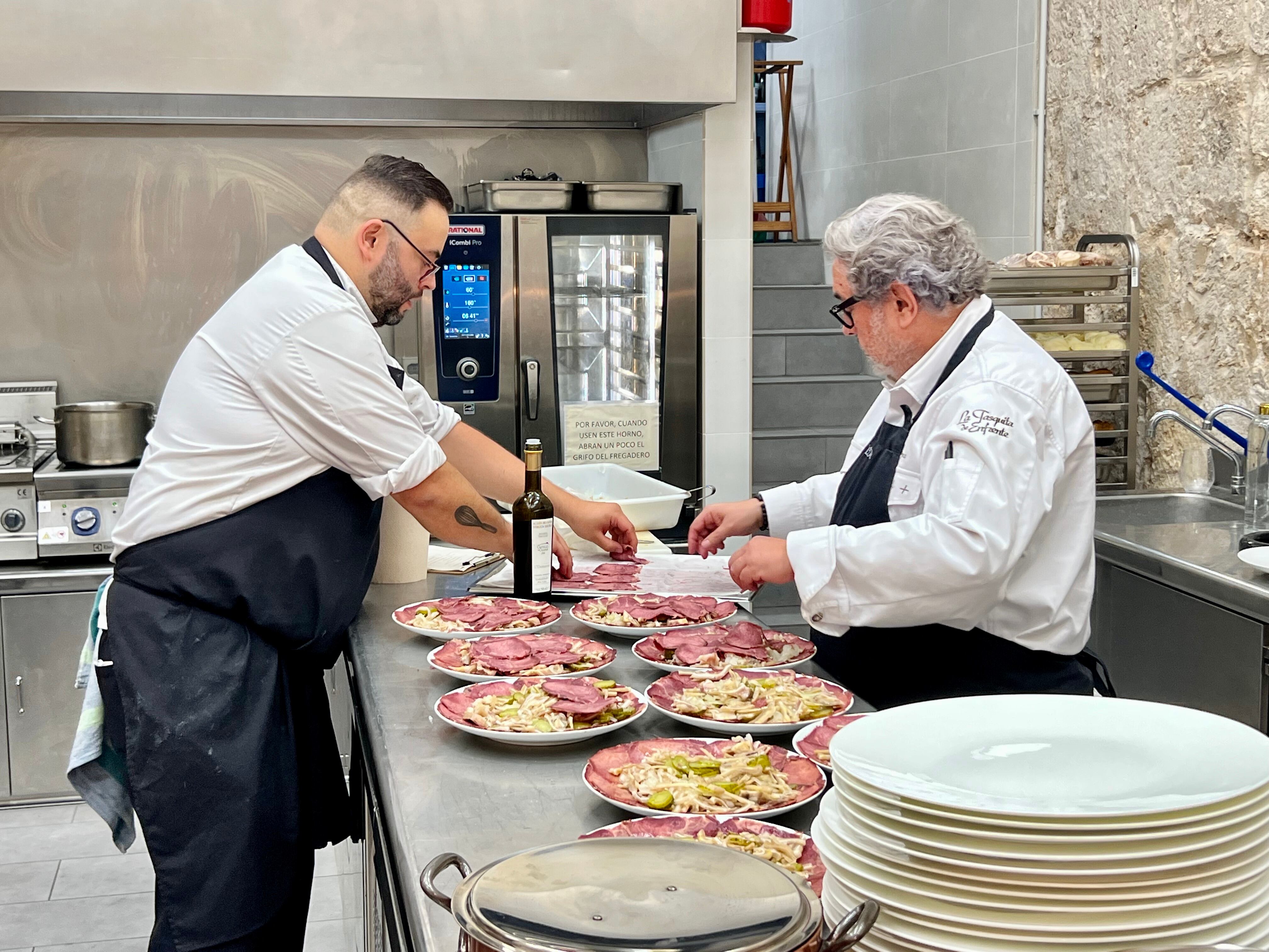 Juanjo López y otro cocinero con los preparativos de la olla podrida.