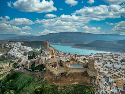 El inmenso lago artificial que baña tres provincias andaluzas: Córdoba, Granada y Málaga. Al embalse de Iznájar, que represa el río Genil en su tramo medio, se le conoce como el lago de Andalucía. Inunda territorio de tres provincias: Córdoba, Granada y Málaga. Cuenta con más de 100 kilómetros de orilla y con un centro de interpretación en el paraje Natural de Valdearenas, a dos kilómetros de la villa cordobesa de Iznájar. En este entorno se encuentra la playa de agua dulce homónima, de kilómetro y medio de longitud, que invita no solo a bañarse, sino a observar aves o a practicar deportes náuticos y senderismo. Alrededor y encima de la presa del pantano, situada en la localidad malagueña de Cuevas de San Marcos, hay una serie de miradores con vistas espectaculares. Los caminos y senderos que rodean esta inmensa masa de agua dulce se pueden recorrer andando, en bicicleta o incluso a caballo.