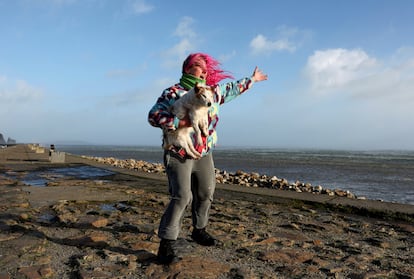 Julie Lawlor sostiene a su perro, Mr Darcy, con fuertes vientos en Howth durante la tormenta ?owyn, en Dubln, Irlanda, 24 de enero de 2025.