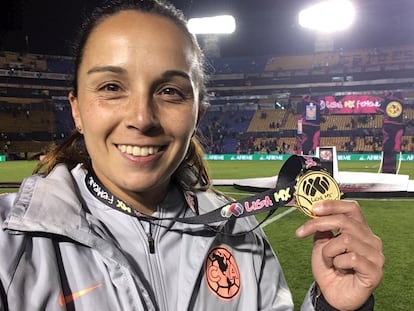 Ana Galindo muestra la medalla de campeona de la Liga MX Femenil con el América, en 2018.