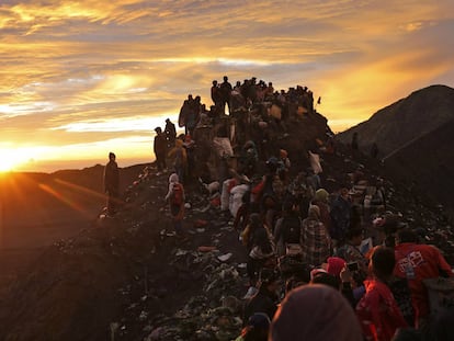 Los devotos hindúes y los visitantes se dirigen a la cima del Monte Bromo al amanecer durante el festival de Yadnya Kasada en Probolinggo, en Java, Inndonesia.