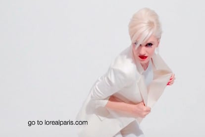 Los labios siempre rojos de Gwen Stefani le llevaron a conseguir a comienzos de 2011 una jugosa campaña de maquillaje. Lo mismo sucedió con su cabello oxigenado.