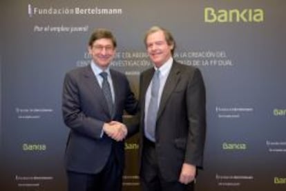 El presidente de Bankia, José Ignacio Goirigolzarri, y el vicepresidente de la Fundación Bertelsmann, Francisco Belil, durante la suscripción del acuerdo.