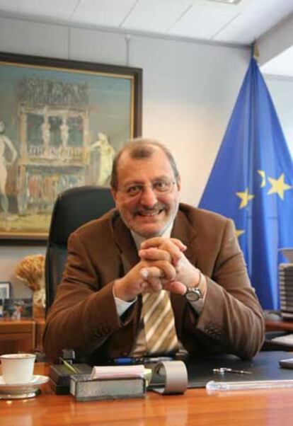 Achilleas Mitsos, en su despacho de la Comisión Europea en Bruselas.