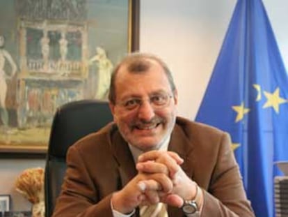 Achilleas Mitsos, en su despacho de la Comisión Europea en Bruselas.