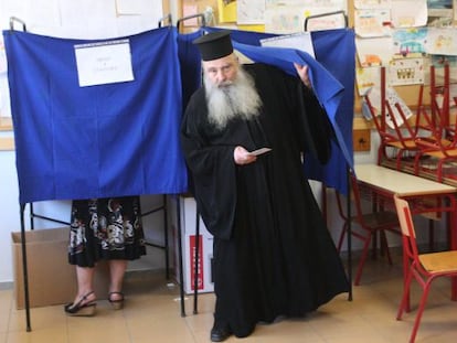 Un sacerdote ortodoxo vota hoy en Atenas.