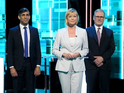 Rishi Sunak (izquierda) y Keir Starmer, en su primer debate electoral el 4 de junio en Londres, moderado por la periodista Julie Etchingham