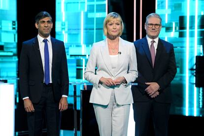 Rishi Sunak (izquierda) y Keir Starmer, en su primer debate electoral el 4 de junio en Londres, moderado por la periodista Julie Etchingham