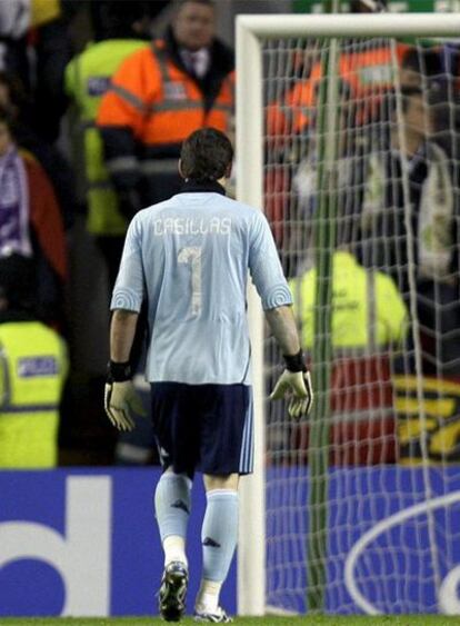 Casillas se dirige a su portería tras un tanto.