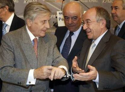Jean-Claude Trichet (izquierda) conversa con Francisco González y Miguel Ángel Fernández Ordóñez.