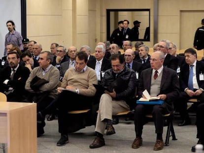 El expresidente de Bankia, Rodrigo Rato, junto al resto de acusados durante la primera sesión del juicio por la salida a Bolsa de la entidad.