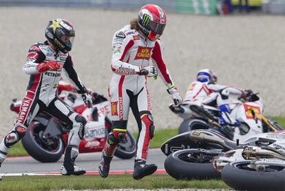 Simoncelli y Lorenzo, tras la caída.