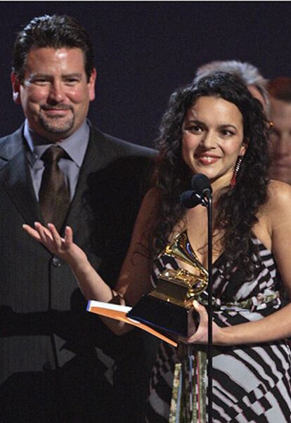 Norah Jones, con el Grammy que ganó por <i>Here we go again</i>, que grabó con Ray Charles.