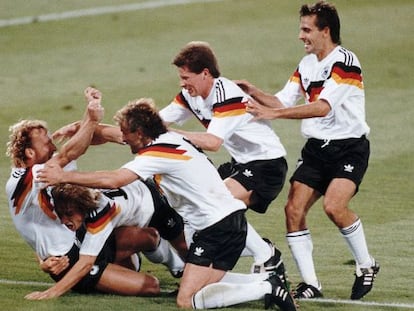 ITALIA 1990. ARGENTINA, 0-ALEMANIA, 1. Brehme celebra el gol de penalti que valió el título junto a Klinsmann, Völler, Reuter y Littbarski.