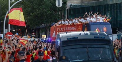Los jugadores de la selección española celebran junto a miles de aficionados este lunes en Madrid, tras conseguir el título de campeones de la Eurocopa.
