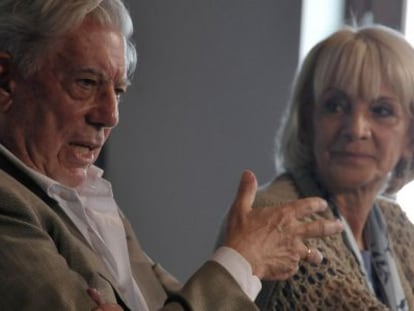 Mario Vargas Llosa y Te&oacute;fila Mart&iacute;nez, este lunes en C&aacute;diz.