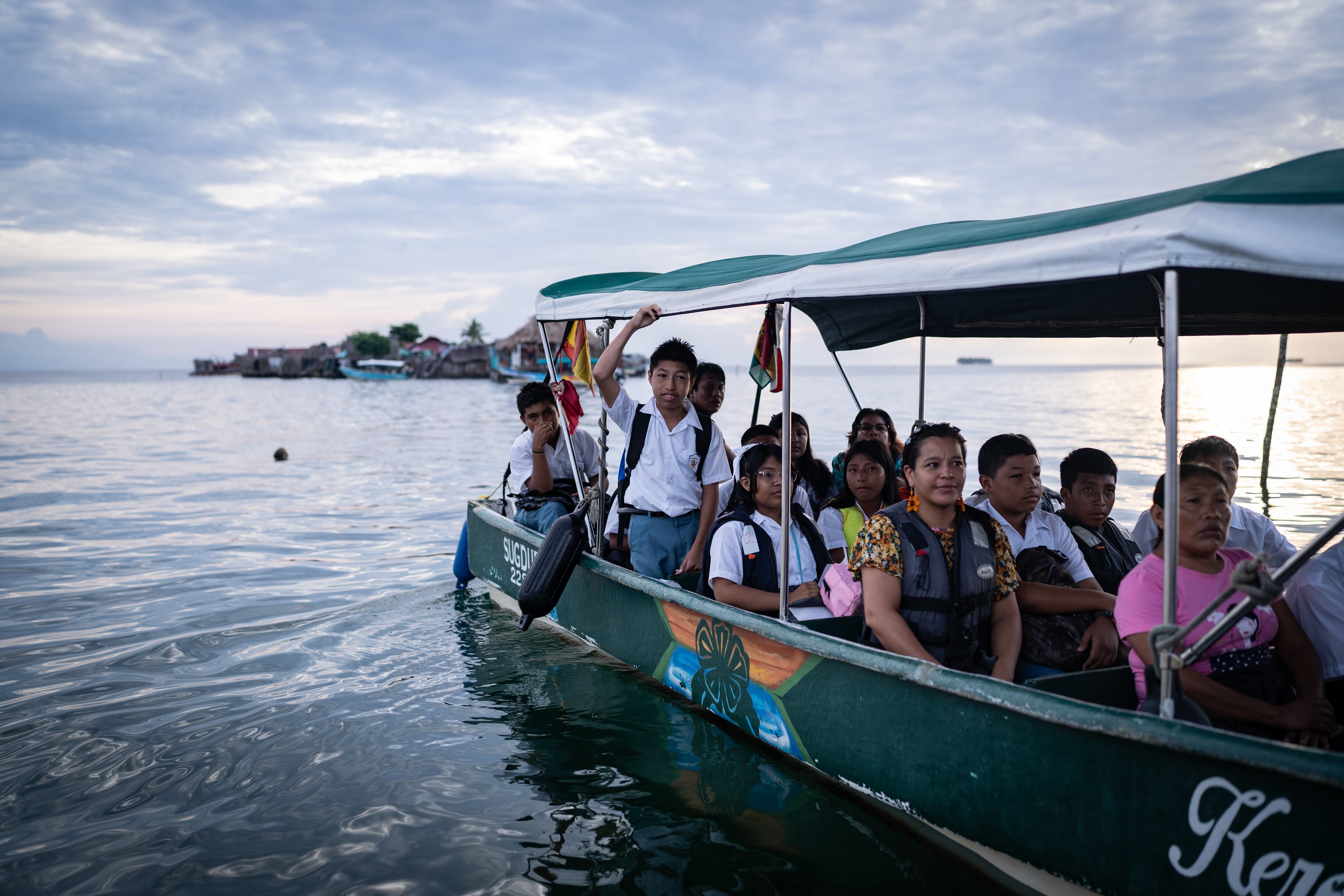 Estudiantes de la isla de Gardi Sugdub, zarpan hacia a una nueva escuela en la comarca de Guna Yala (Panamá), en junio de 2024.