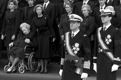 Funeral por don Juan de Borbón, padre del rey Juan Carlos el 3 de abril de 1993. En primera fila, el Rey y el Príncipe, detrás, de izquierda a derecha,  la infanta Elena, doña María de las Mercedes, la reina Sofía que le da la mano a su suegra, la infanta Elena y la infanta doña Pilar, en el funeral por don Juan de Borbón en el monasterio de El Escorial, muerto unos días antes por un cáncer.