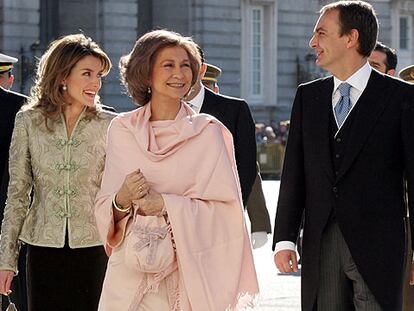 De izquierda a derecha, la princesa Letizia Ortiz, la reina Sofía y el presidente del Gobierno, José Luis Rodríguez Zapatero, en el Palacio Real.