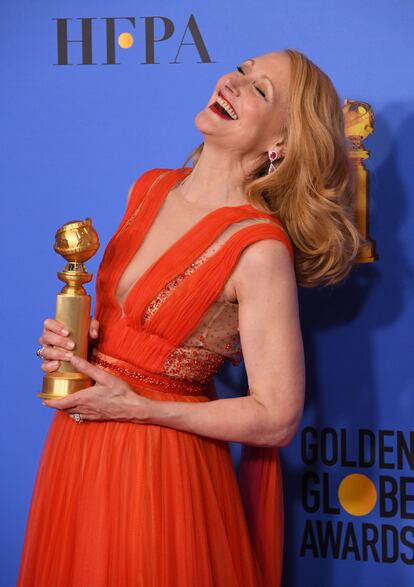 Así se disfruta un Globo de Oro.

Patricia Clarkson se hizo con el galardón por su maléfico papel en la miniserie Heridas Abiertas, una estampa en las antípodas de cómo lo viviría Adora Crellin.