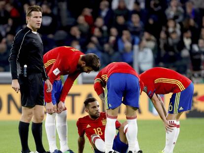 Jordi Alba, en el suelo tras lesionarse durante el partido en Turín.