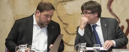 El presidente de la Generalitat, Carles Puigdemont, junto al vicepresidente, Oriol Junqueras.