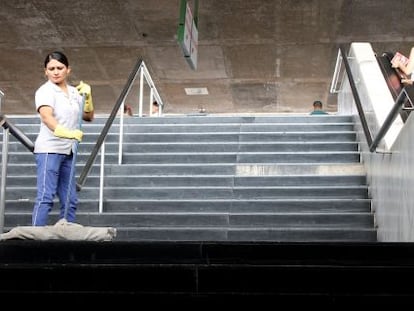 Una trabajadora limpia la estaci&oacute;n central de autobuses de Brasilia.