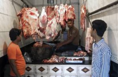 Varias personas en una carnicería de un barrio musulmán del sur de Nueva Delhi, el pasado 24 de junio. La India liderará este año la exportación mundial de carne bovina, y aunque la mayor parte es búfalo, este dominio ha causado indignación en los sectores hindúes más conservadores, que ven en la vaca su animal más sagrado.