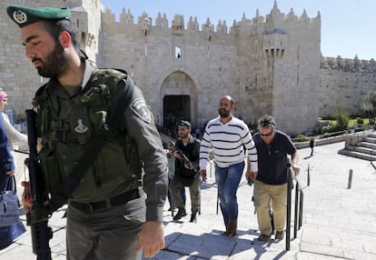 Agentes israelíes detienen al corresponsal de 'The Washington Post', William Booth, este martes en Jerusalén. Ha estado arrestado 45 minutos.