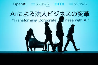 Miembros del equipo de Masayoshi Son, consejero delegado de Softbank, preparan el escenario antes de su intervención en una conferencia en Tokio en febrero pasado.