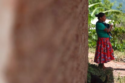 Una mujer mexicana alimenta a su bebé, el 25 de julio en Huehuetenango.