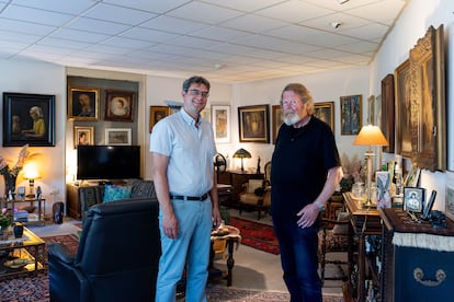 El director del museo, Ewout van der Horst (izquierda), en casa de Theo Bakker, coleccionista de obras de Van Meegeren.