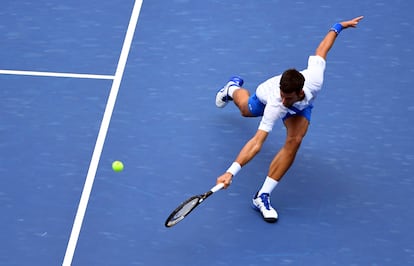 Djokovic devuelve de revés durante el partido contra Bautista en la Louis Armstrong de Nueva York.