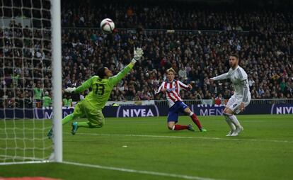 Fernando Torres marca a Keylor Navas ante la mirada de Sergio Ramos en el Real Madrid (2) - Atlético de Madrid (2), partido de vuelta de octavos de la Copa del Rey, en el Santiago Bernabéu, el 15 de enero de 2015.