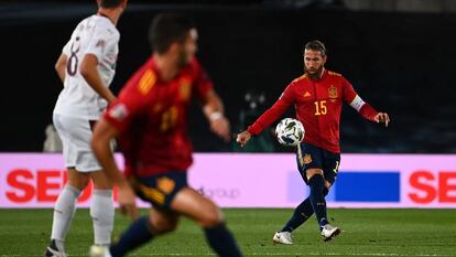 Sergio Ramos controla el balón durante el partido de fútbol del grupo 4 de la Liga de Naciones de la UEFA entre España y Suiza en el estadio Alfredo Di Stefano de Valdebebas.