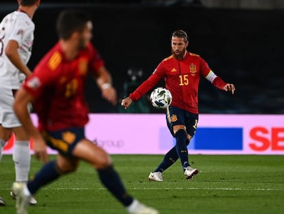 Sergio Ramos controla el balón durante el partido de fútbol del grupo 4 de la Liga de Naciones de la UEFA entre España y Suiza en el estadio Alfredo Di Stefano de Valdebebas.