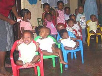 Niños asignados para su adopción por familias españolas, el jueves en el orfanato Hogar de la Esperanza, en Puerto Príncipe.